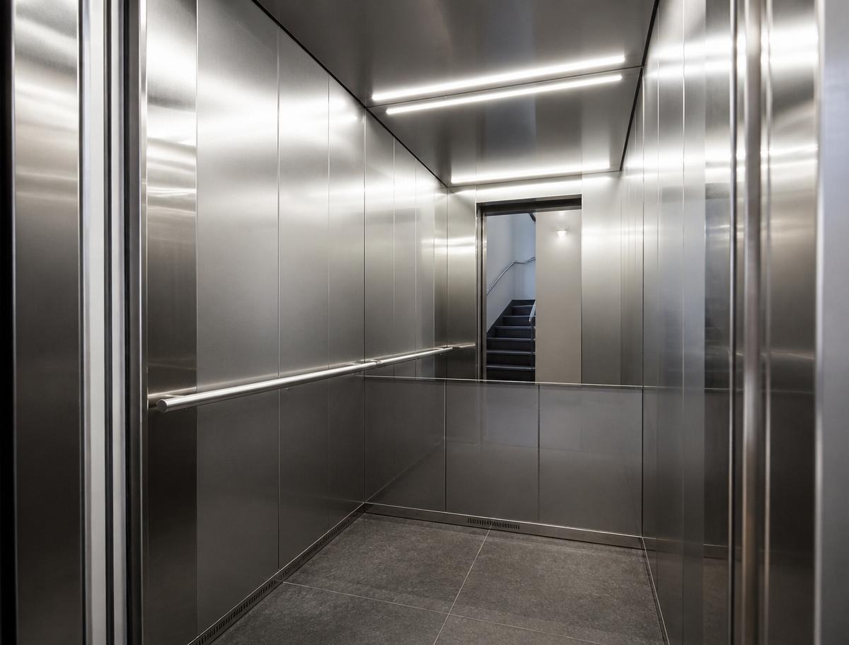 Cabine de elevador com revestimento em inox e iluminação em LED